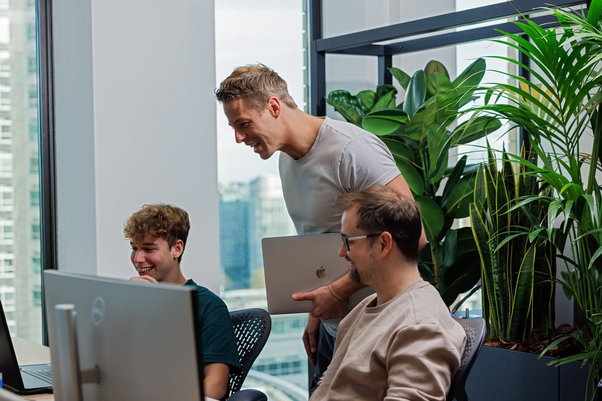 Das Team von Crypto Insiders im Büro