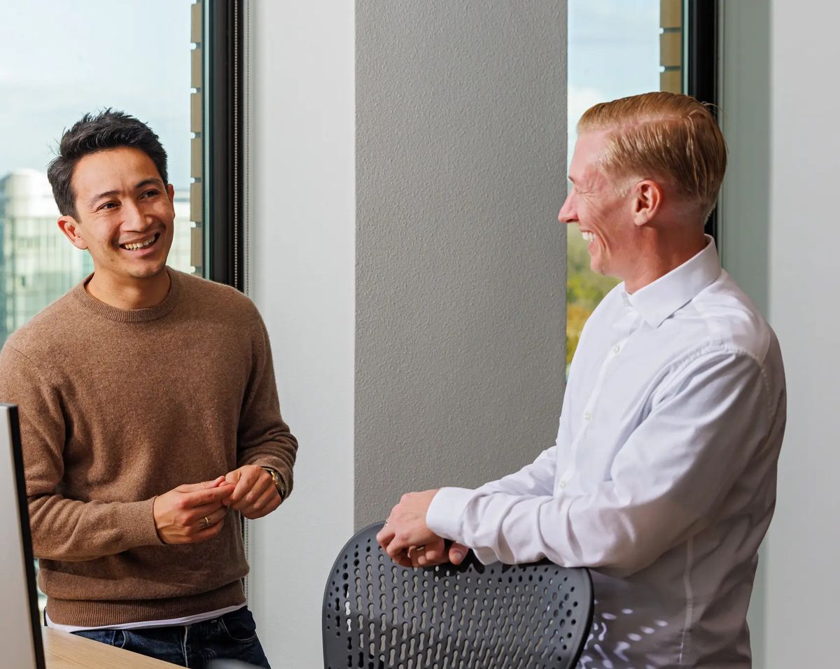 Zwei Redakteure von Crypto Insiders im lockeren Austausch