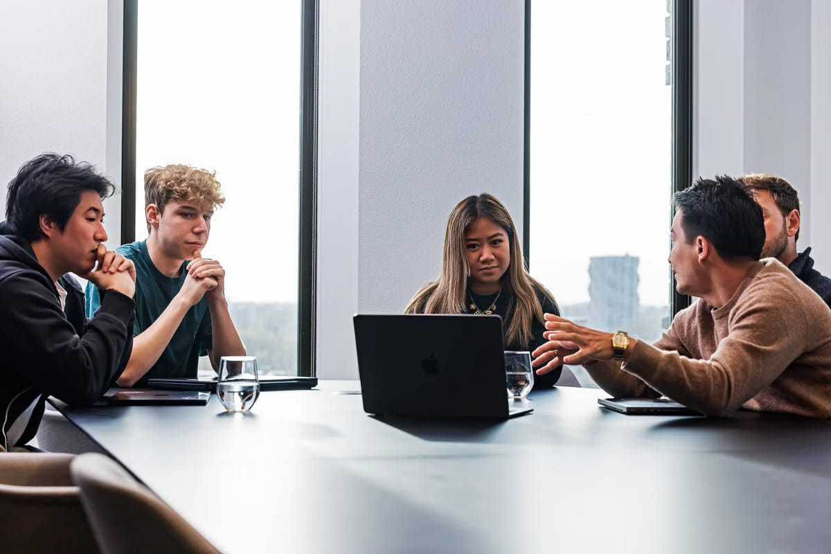 Das Team von Crypto Insiders bei der Arbeit am Konferenztisch