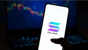 solana logo solana logo afgebeeld op een telefoon met een koers grafiek in de achtergrond