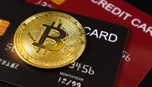 Een afbeelding van een bitcoin (BTC) munt op creditcards