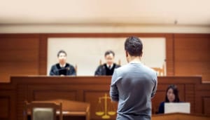 cryptobaas-aangeklaagd Foto van een man voor de rechter in een Amerikaanse rechtbank