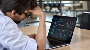 trader-angstig Handelaar is angstig en bezorgd