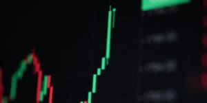 Precio de BTC se mantiene lateral, altcoins protagonizan esta semana