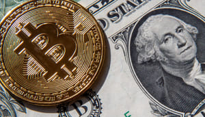 Hoe de bitcoin koers de onzekere economie en rentezorgen trotseert bitcoin bovenop een dollarbiljet