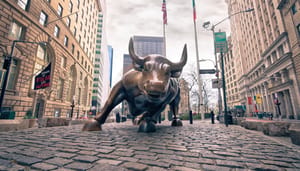 Bitcoin breekt records en toont zich sterk tegenover kleinere aandelen