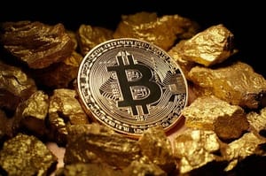 Bitcoin Een berg fysieke Bitcoin munten, met één rechtopstaande munt waarop het Bitcoin logo staat.