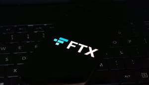 Bitcoin verkoopdruk deels veroorzaakt door failliete cryptobeurs FTX FTX logo op telefoon