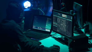 Afbeelding van een hacker achter computer Afbeelding van een hacker achter computer