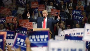 Donald-Trump-NFT-dining Ondanks rechtszaak dineert Trump met kopers van zijn NFT-collectie