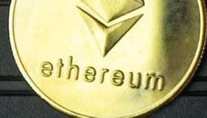 ethereum-munt-goud Ethereum ETF's goedgekeurd, ETH koers reageert opvallend