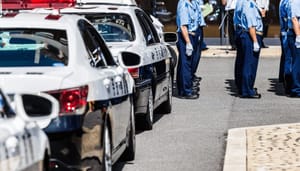 Monero privacy gebroken? 18 gearresteerd in grote crypto-witwaszaak politie agenten bij een politieauto