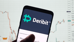 Deribit logo op telefoon
