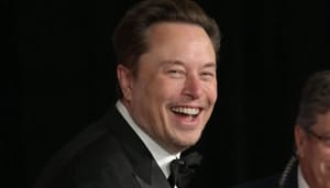 Elon Musk lacht naar camera