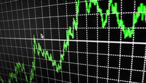 Een afbeelding van een sterk stijgende, groene koers op een grafiek, met daarbij lijnen als indicator Een afbeelding van een sterk stijgende, groene koers op een grafiek, met daarbij lijnen als indicator