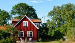 Sweden house €14.000 Een huis met balkon voor €14.000? In Zweden staat het te koop