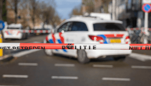 Cryptofraude in Nederland: 943 slachtoffers verliezen 25 miljoen politie auto staat stil achter een afgezet gebied met politie lint.