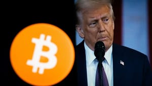 Een foto van Donald Trump naast een mobiele telefoon met daarop het bitcoin logo, symbolisch voor een nationale bitcoin reserve Een foto van Donald Trump naast een mobiele telefoon met daarop het bitcoin logo, symbolisch voor een nationale bitcoin reserve