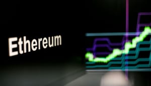 Een afbeelding van het woord 'ethereum' op een mobiele telefoon, met een stijgende crypto koers op de achtergrond Een afbeelding van het woord 'ethereum' op een mobiele telefoon, met een stijgende crypto koers op de achtergrond