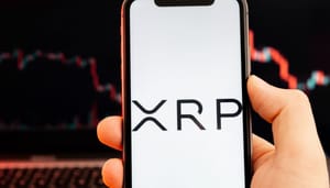 Een afbeelding van het prijspatroon van XRP met op de voorgrond het logo van de munt van Ripple