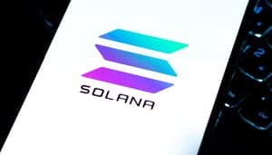 solana-logo-telefoon-netwerk solana logo zichtbaar op smartphone
