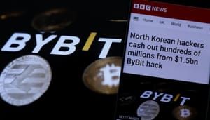 Afbeelding van een BBC nieuwbericht over de Bybit hack waarbij $1,5 miljard aan ethereum (ETH) werd gestolen. Op de achtergrond staat het logo van Bybit met Litecoin en Bitcoin munten Afbeelding van een BBC nieuwbericht over de Bybit hack waarbij $1,5 miljard aan ethereum (ETH) werd gestolen. Op de achtergrond staat het logo van Bybit met Litecoin en Bitcoin munten