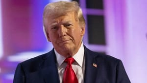 De Amerikaanse president Donald Trump met op de achtergrond het Witte Huis, en een verband om zijn oor De Amerikaanse president Donald Trump met op de achtergrond het Witte Huis, en een verband om zijn oor