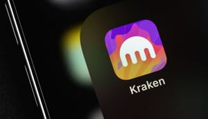 Een afbeelding van een IPhone met een kleurrijke app pictogram van cryptobeurs Kraken in een map Een afbeelding van een IPhone met een kleurrijke app pictogram van cryptobeurs Kraken in een map