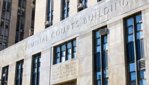 Een afbeelding van een rechtsgebouw in New York in de Verenigde Staten, waar rechtszaken worden behandeld