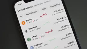 Een afbeelding van een telefoon met verschillende cryptocurrencies, waaronder bitcoin en ethereum Een afbeelding van een telefoon met verschillende cryptocurrencies, waaronder bitcoin en ethereum
