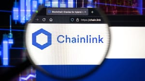 Een afbeelding van een vergrootglas die inzoomt op de website van Chainlink, een van de grootste altcoins van de cryptomarkt Een afbeelding van een vergrootglas die inzoomt op de website van Chainlink, een van de grootste altcoins van de cryptomarkt
