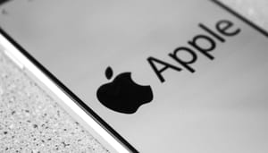 Een mobiele telefoon met daarop fullscreen het logo van Apple