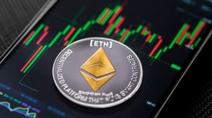 Foto van een ethereum munt op een mobiel met een candle grafiek
