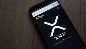 Foto van een mobiele telefoon met de website van Ripple geopend, met daarop het logo van XRP Foto van een mobiele telefoon met de website van Ripple geopend, met daarop het logo van XRP
