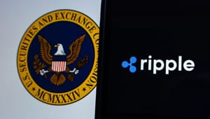 Het logo van Ripple, het bedrijf achter XRP, en daarachter het logo van de SEC, een belangrijke cryptowaakhond Het logo van Ripple, het bedrijf achter XRP, en daarachter het logo van de SEC, een belangrijke cryptowaakhond