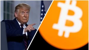 Links Donald Trump die wijst naar rechts, waar een oranje bitcoin logo te zien is.