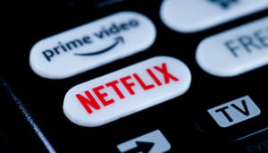 Verschillende knoppen van streamingdiensten op een afstandsbediening, waaronder Prime Video en Netflix Verschillende knoppen van streamingdiensten op een afstandsbediening, waaronder Prime Video en Netflix