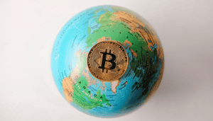 Wereldbol met Bitcoin munt