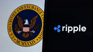 XRP-ripple-sec-telefoon Een Ripple (XRP) logo op een telefoon, met op de achtergrond het SEC logo