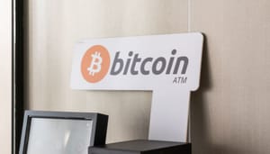 bitcoin-geldautomaat Bitcoin geldautomaat met scherm en bord met Bitcoin-logo en tekst ‘Bitcoin ATM’. Cryptocurrency opnamelocatie voor digitaal geld en blockchain-transacties