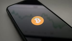 bitcoin-logo-op-telefoon