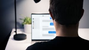 crypto-fraudeur-aan-het-werk Een crypto-fraudeur praat met een mogelijk slachtoffer.