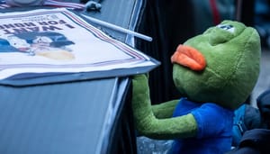 verdrietige-pepe-kikker-memecoin-crypto Een verdrietige PEPE kikker op een stoel.