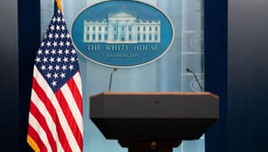 witte-huis-spreekgestoelte-trump-president Het spreekgestoelte van het Witte Huis met op de achtergrond een Amerikaanse vlag