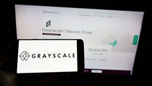 Een afbeelding met het logo van Grayscale, een van de grootste crypto vermogensbeheerders, met op de achtergrond de website van het Grayscale bitcoin (BTC) fonds Een afbeelding met het logo van Grayscale, een van de grootste crypto vermogensbeheerders, met op de achtergrond de website van het Grayscale bitcoin (BTC) fonds
