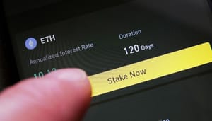 Een afbeelding van een crypto investeerder die ethereum (ETH) gaat staken