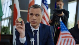 Een afbeelding van een vertegenwoordig van de Verenigde Staten (VS). Voor hem staat de Amerikaanse vlag, en in zijn hand heeft hij een bitcoin (BTC) munt