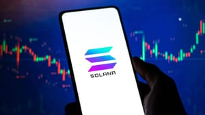 Een afbeelding van het logo van Solana (SOL) met een stijgende candle chart op de achtergrond Een afbeelding van het logo van Solana (SOL) met een stijgende candle chart op de achtergrond