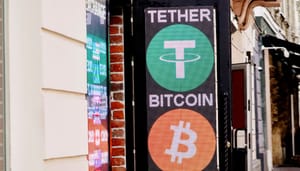 Een uithangbord en -scherm in een drukke straat met daarop twee grote cryptomunten_ Tether (USDT) en bitcoin (BTC) Een uithangbord en -scherm in een drukke straat met daarop twee grote cryptomunten_ Tether (USDT) en bitcoin (BTC)