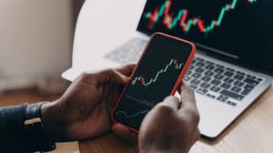 Een afbeelding van een stijgende crypto koers op een telefoon